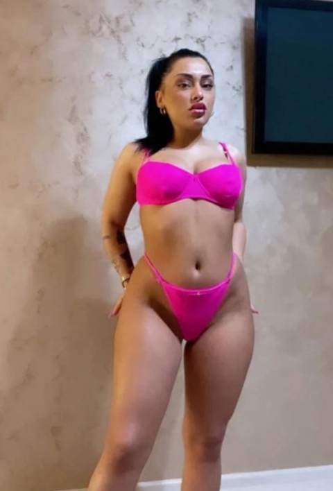 Bruneta Europeană cu Ochi Verzi din Oradea